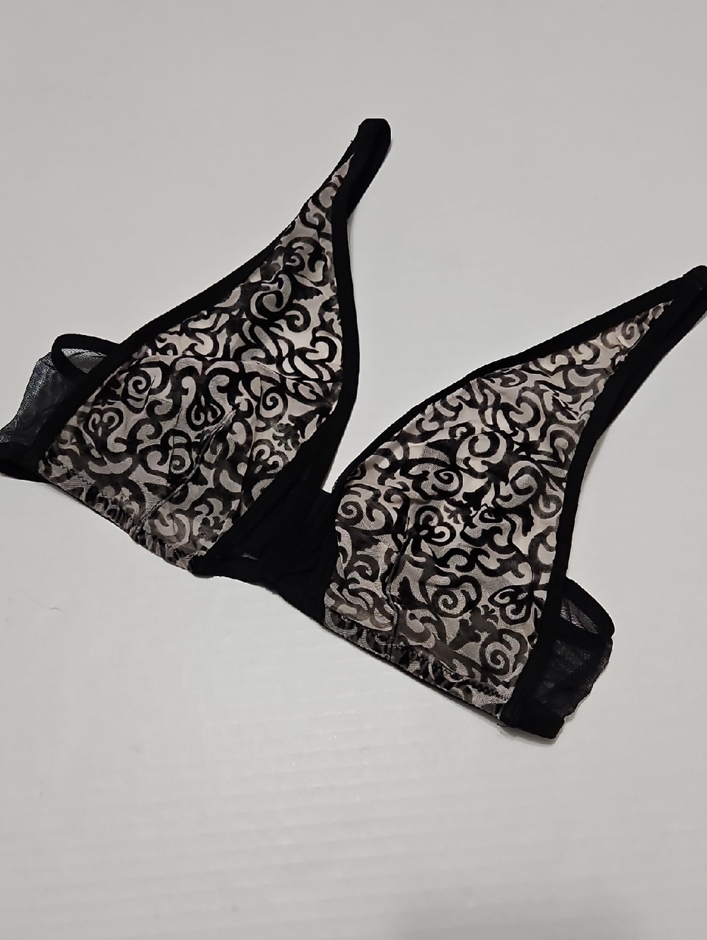 Victoria's Secret Black Lace Scroll Triangle Bralette Size L